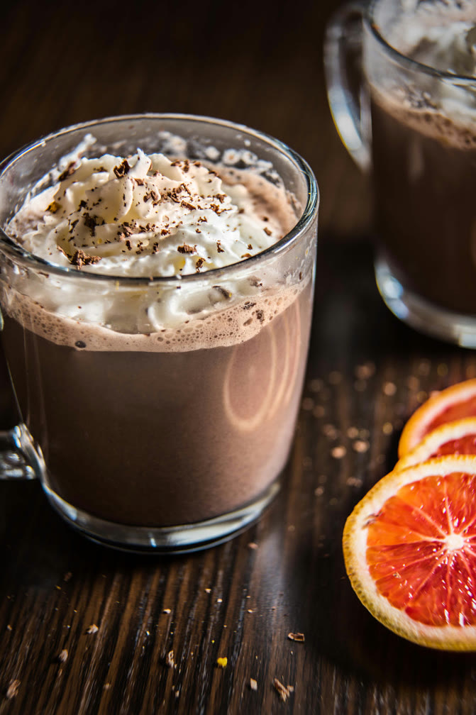 Chocolate caliente con crema y naranja deshidratada